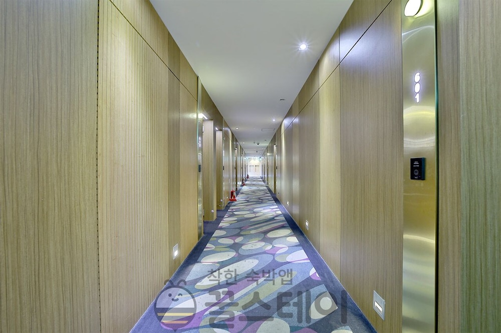 Golden Hotel 30/46