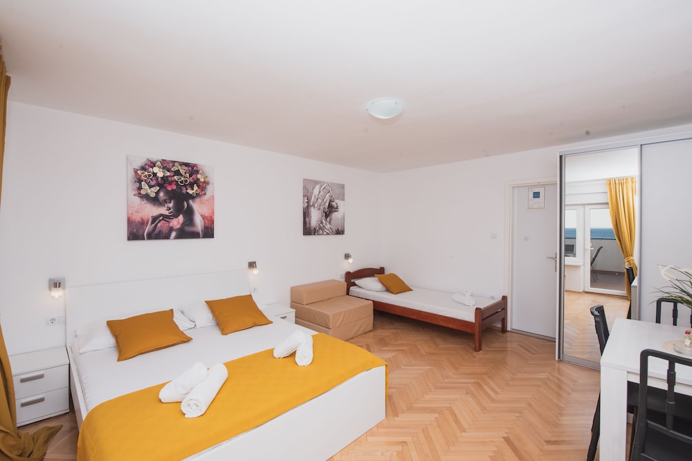 Apartments By The Sea Semy 7/38