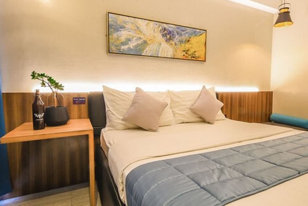 DELUXE, QUEEN BED