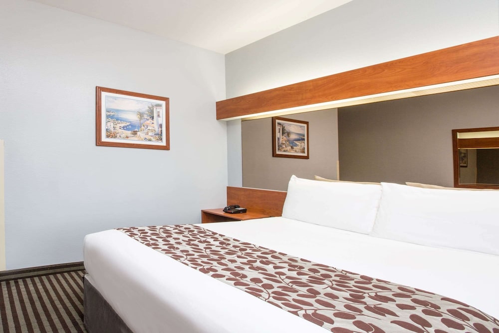 Microtel Inn & Suites By Wyndham Garland/Dallas 6/14