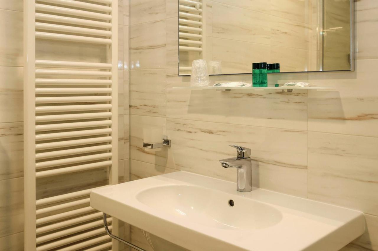 غرفة رباعية، Dama Hotel 4/5