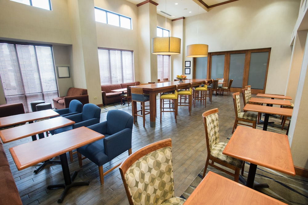 Hampton Inn & Suites Chicago Deer Park 37/44