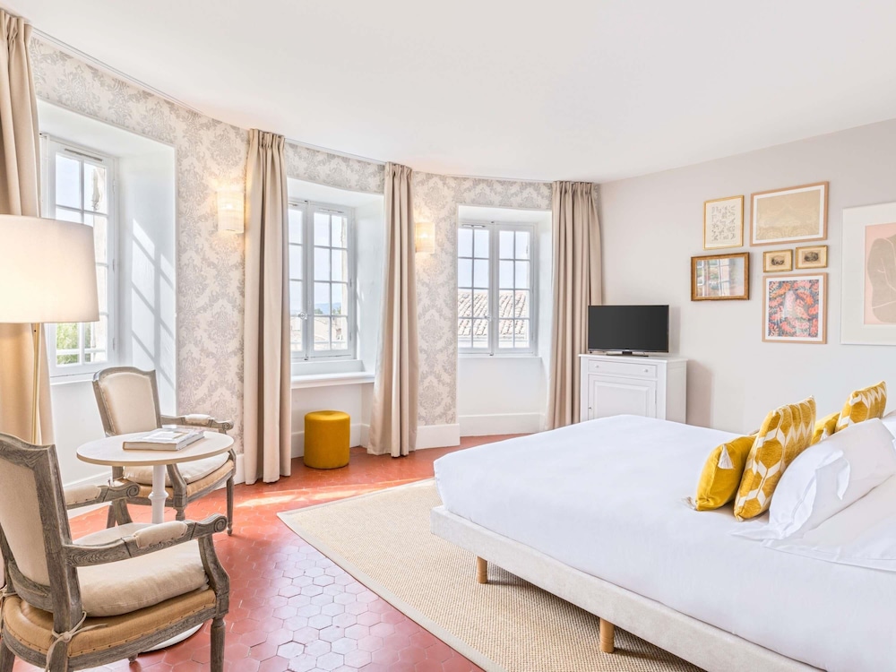 Junior Suite, King Bed, Garden View