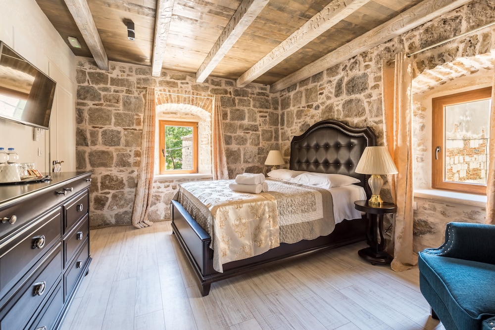 LUXURY, QUEEN BED