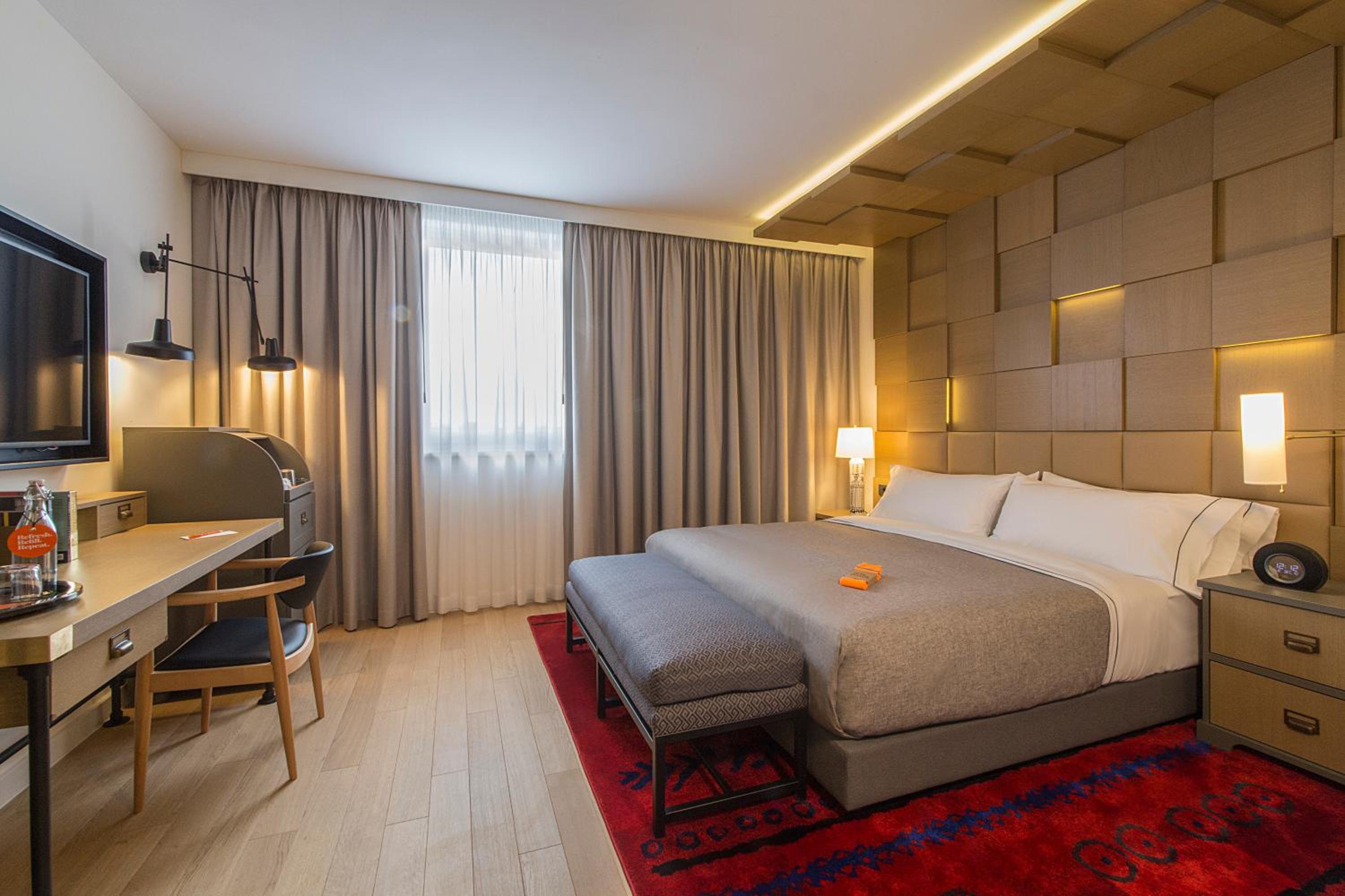 ROOM, KING BED, ACCESSIBLE