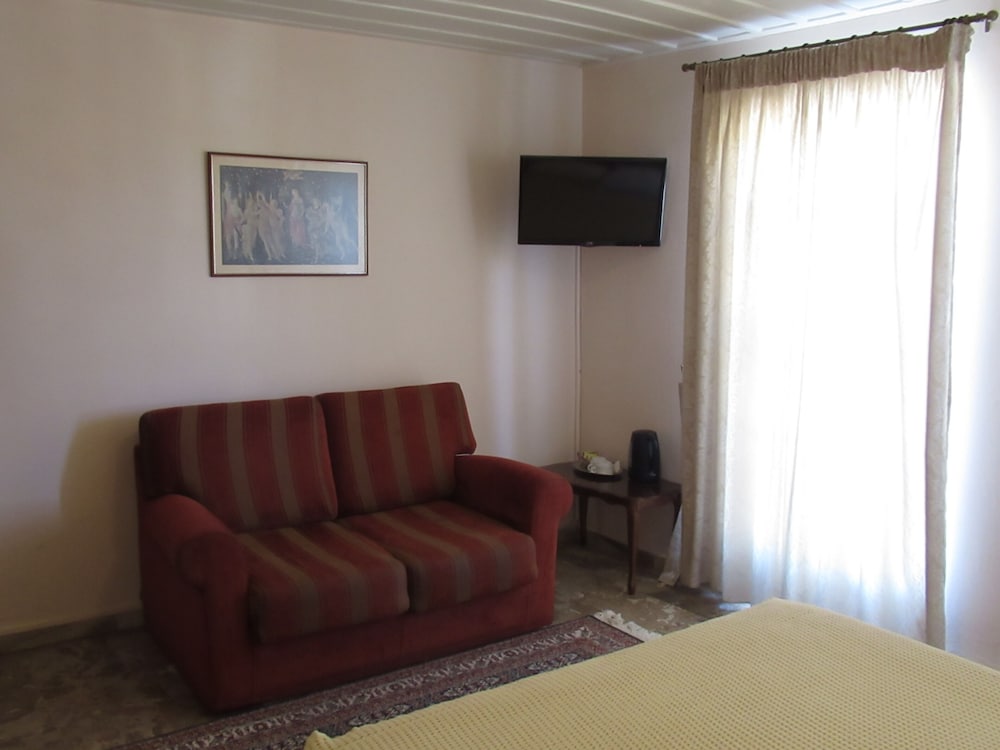 BYRON HOTEL 46/72
