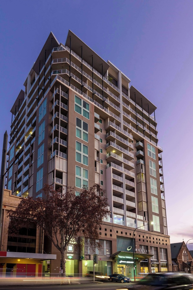 Oaks Embassy Adelaide Suites 4/64