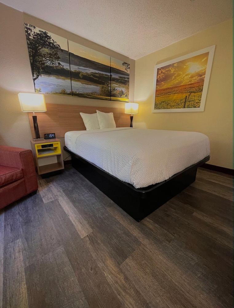 Days Inn & Suites by Wyndham Kaukauna WI 10/58
