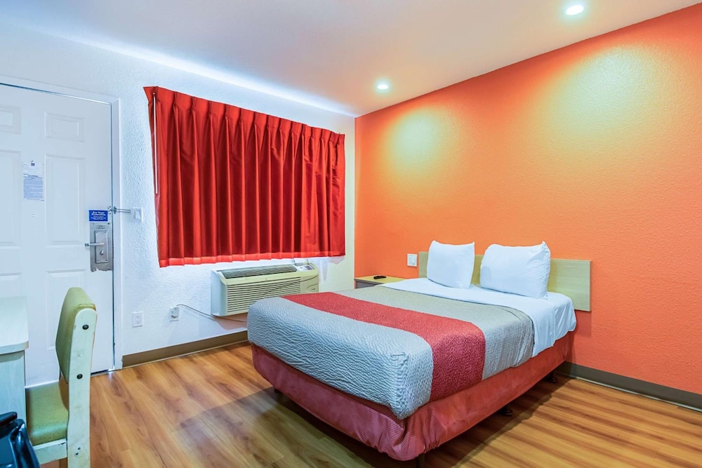 Motel6 Bakersfield, CA - Airport 30/63