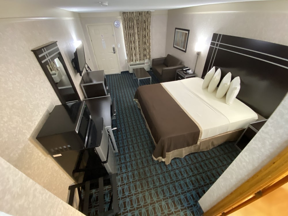 Deluxe Inn Fayetteville 44/61