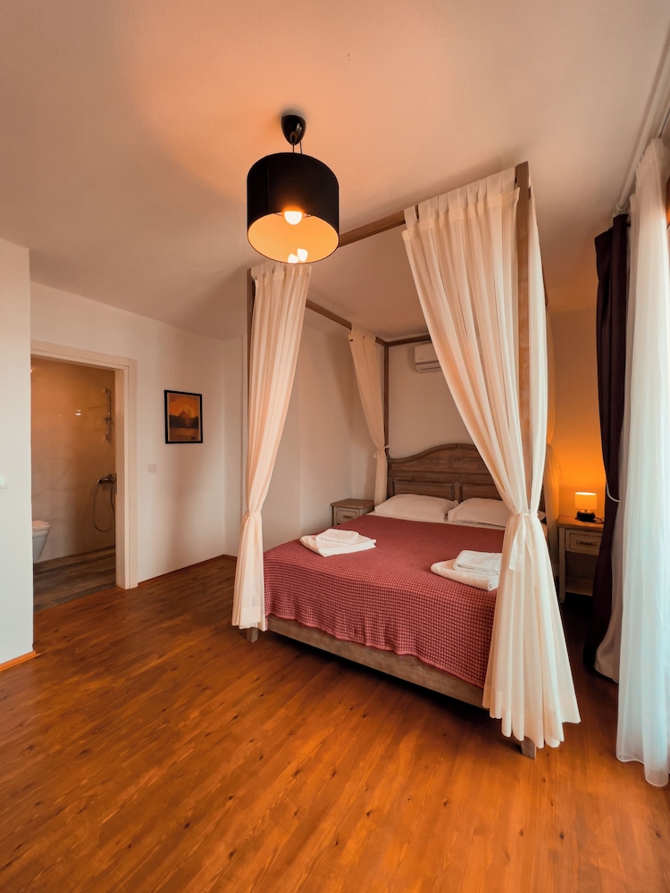 Alice Tatil Evi 6/30