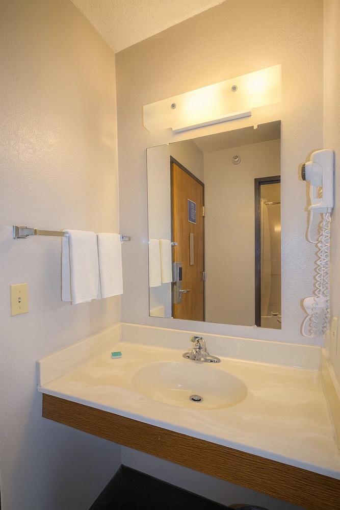 Room, King Bed, Rodeway Inn Milaca 5/5