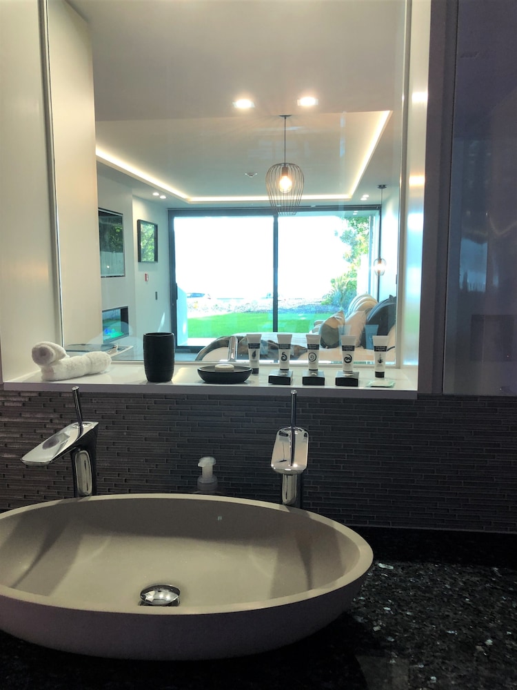Fiordland Lakeview Motel and Apartments 10/67