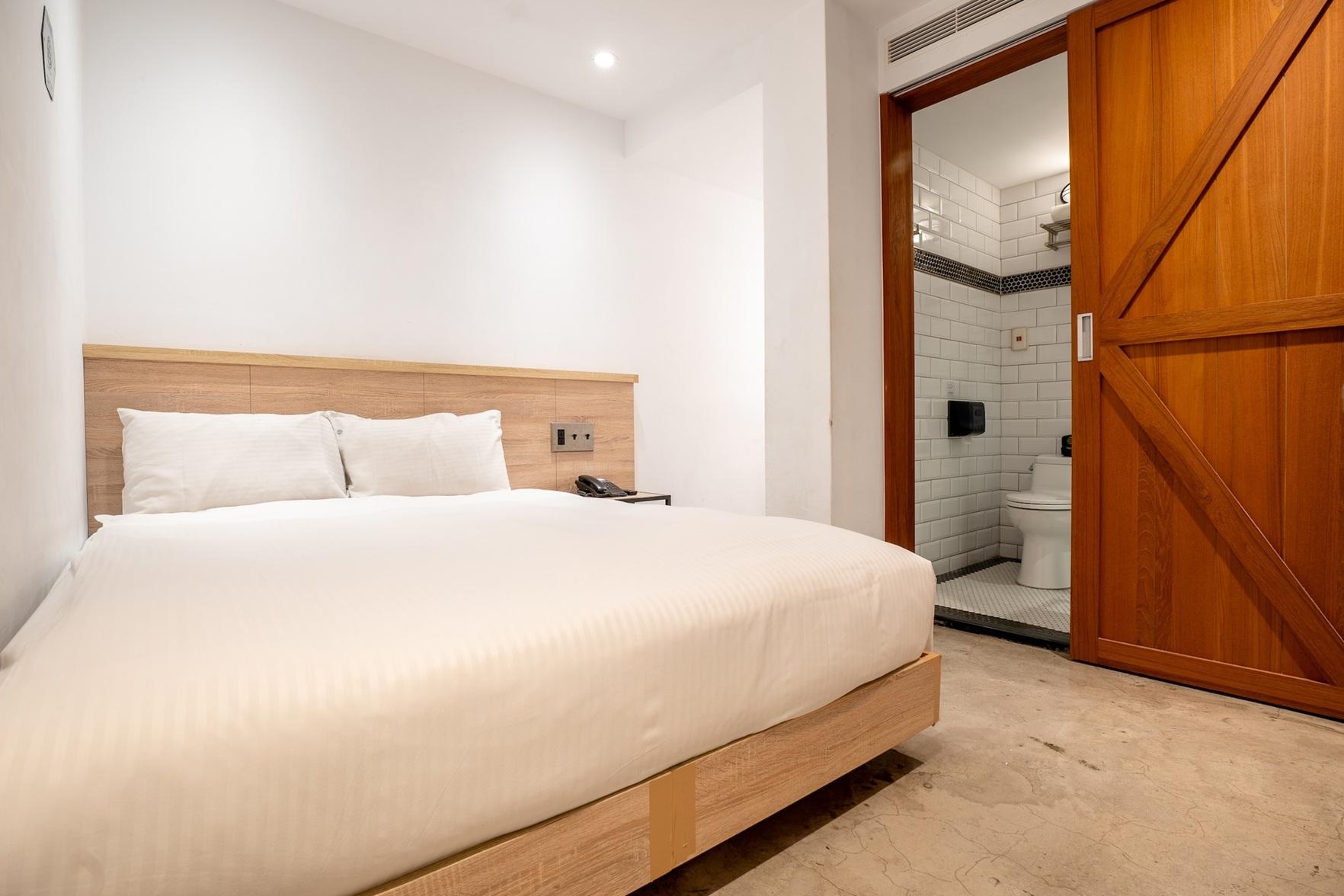 Room, Double Bed, No Window