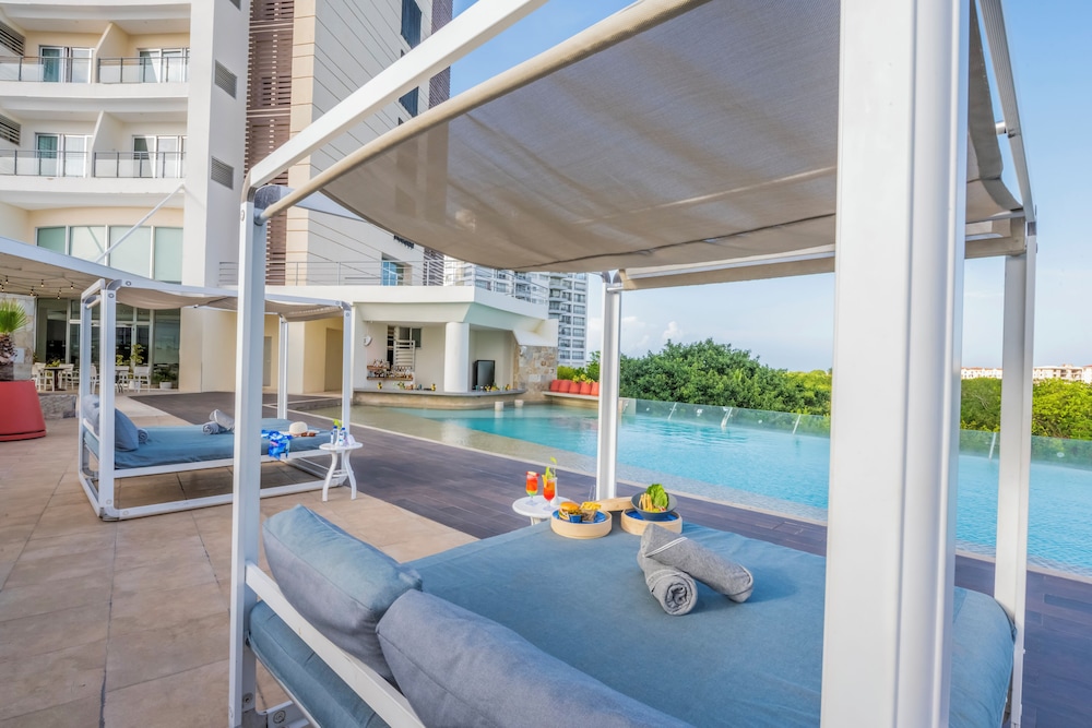 Krystal Urban Cancun 62/63