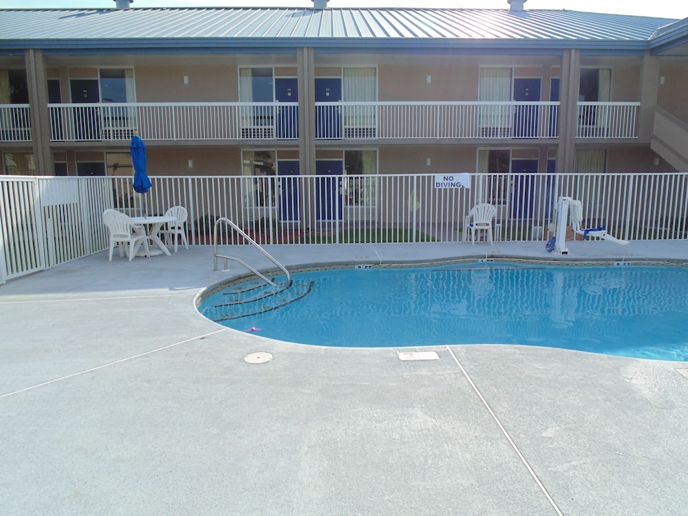 Days Inn by Wyndham Adel I-75 1/38