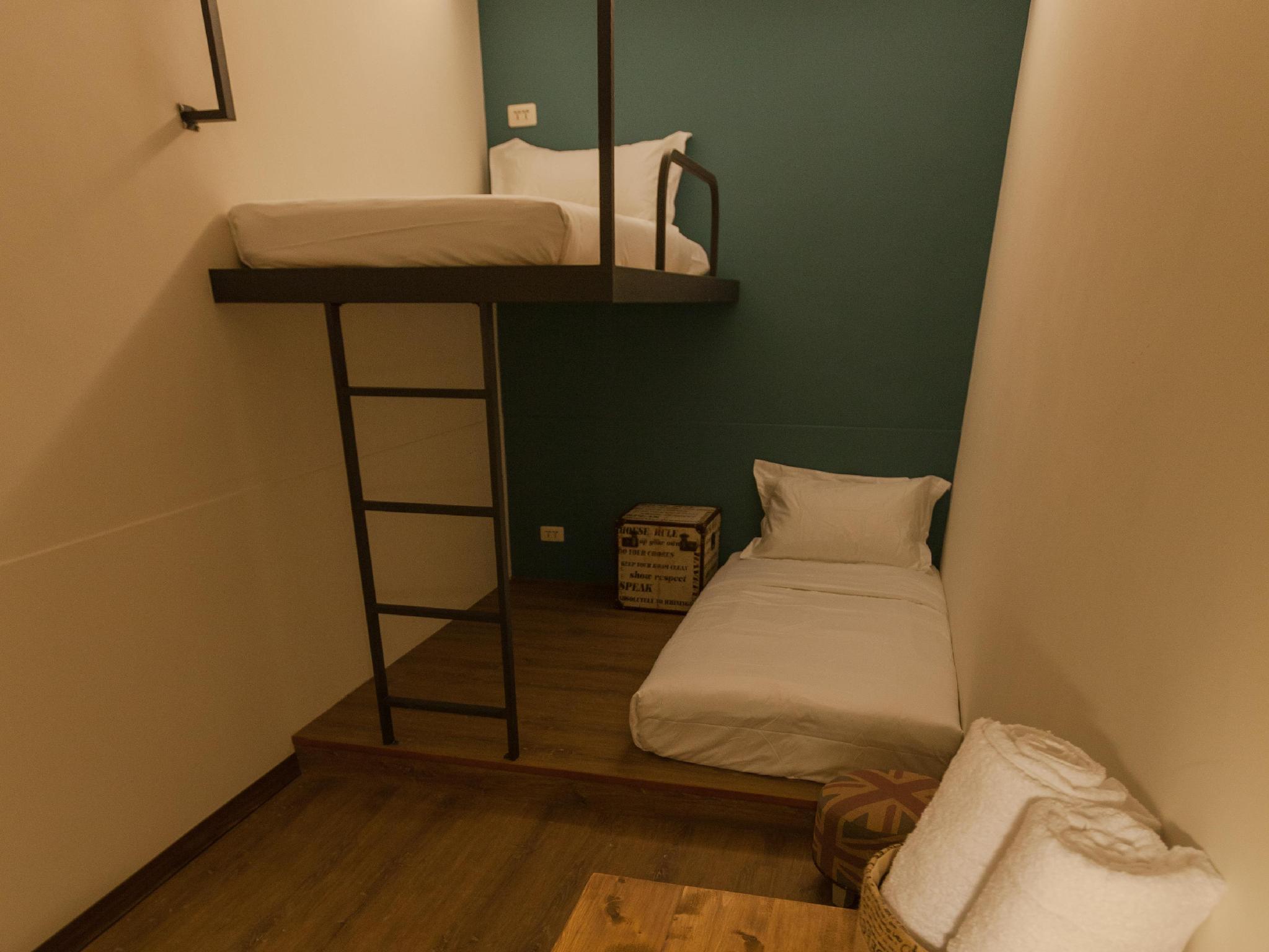 ROOM, TWIN BEDS