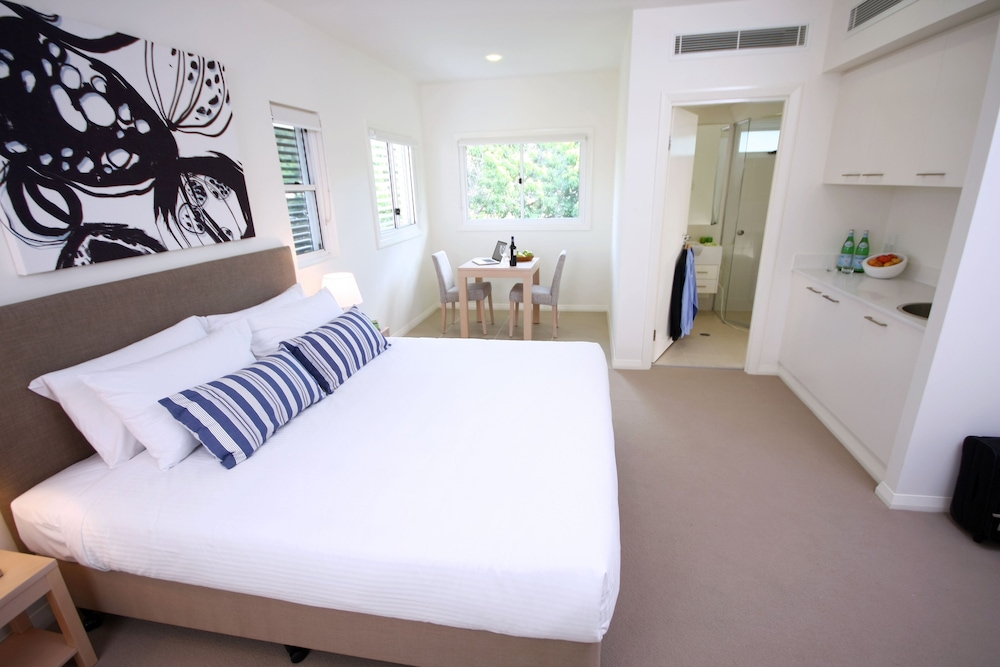 DOMAIN SERVICED APARTMENTS 10/52