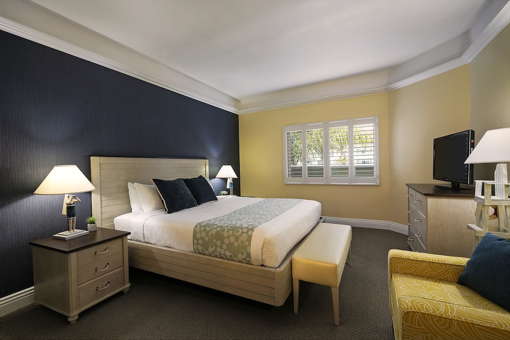 Suite, King Bed, Ocean Front, Sofa