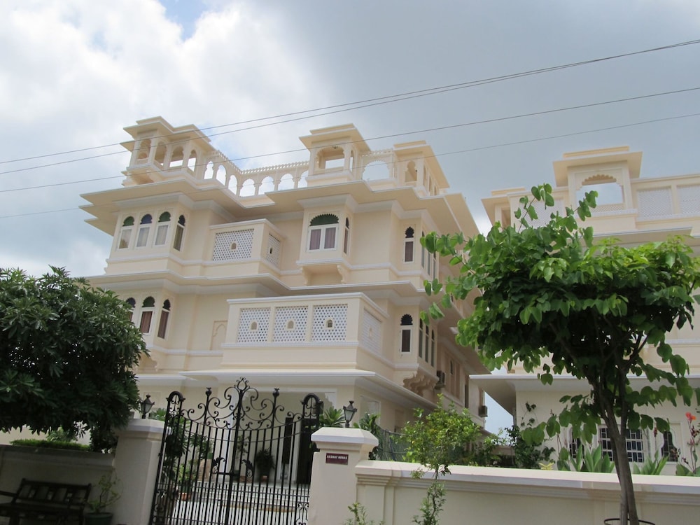Akshay Niwas 4/50
