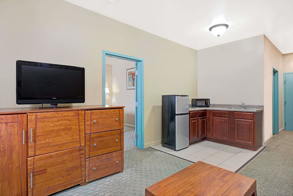 Days Inn by Wyndham Downtown St. Louis 6/24