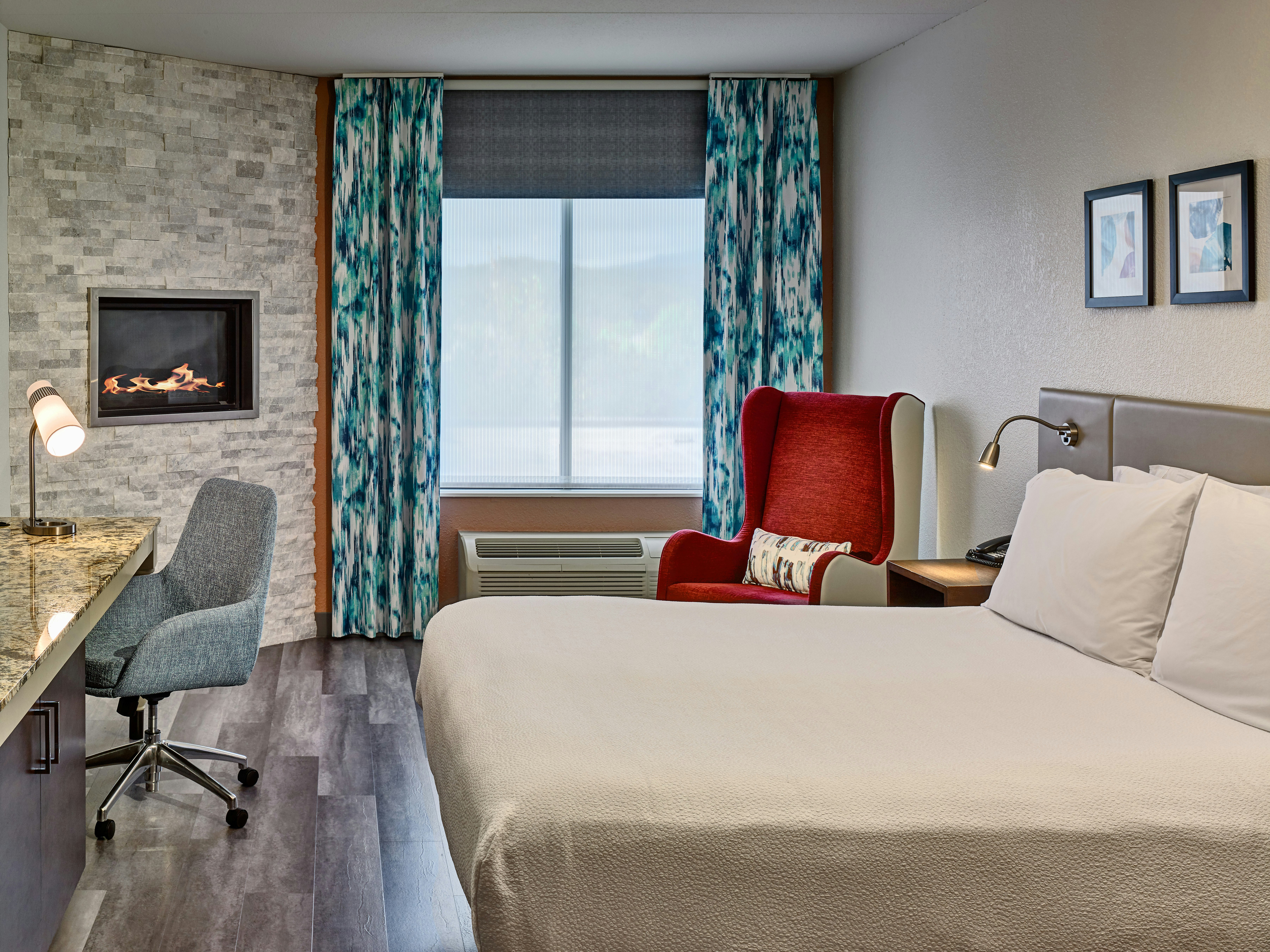 DELUXE, KING BED