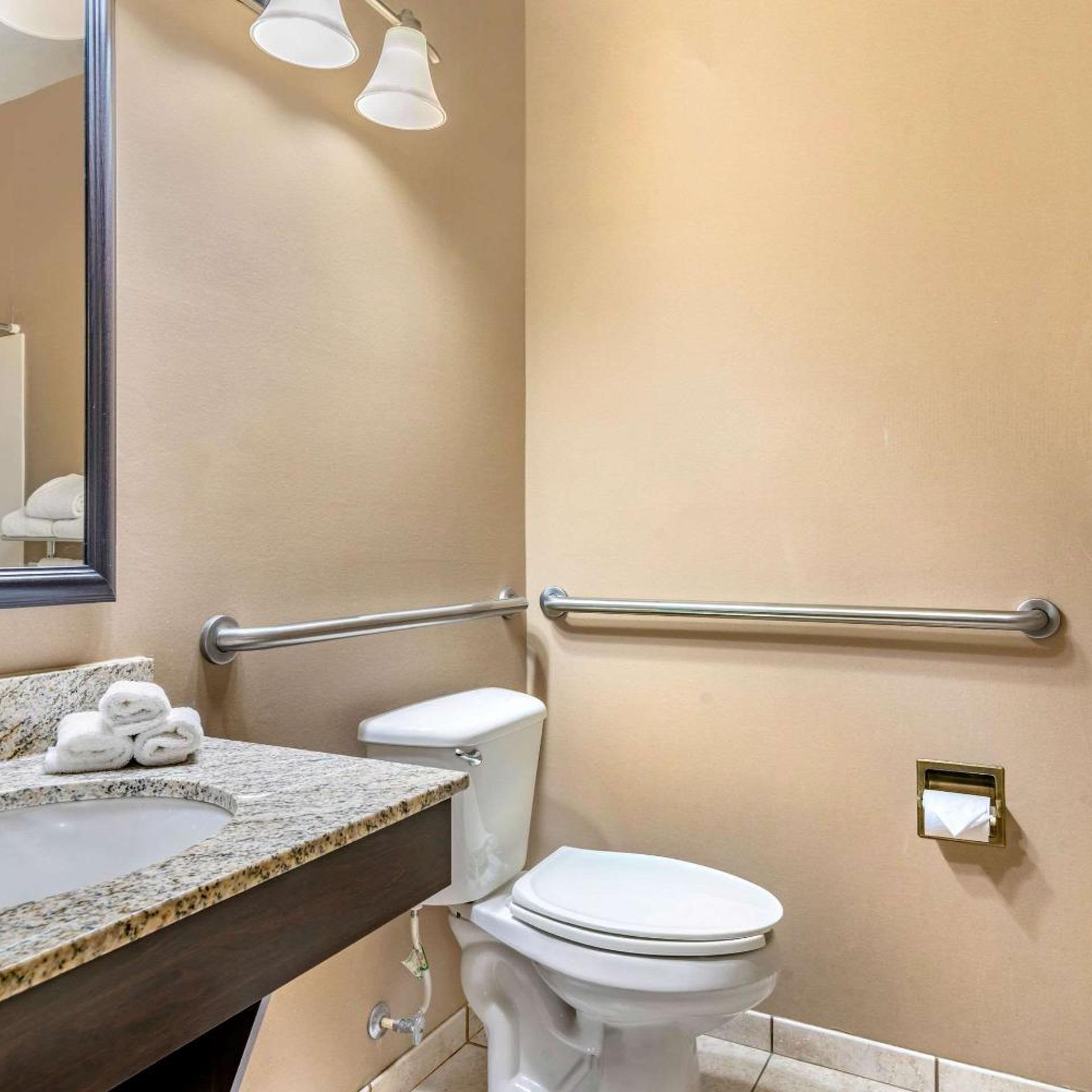 غرفة بسرير كينج بحوض استحمام لذوي الإعاقة، Clarion Pointe Medford Ex Holiday Inn Express Medford 7/9