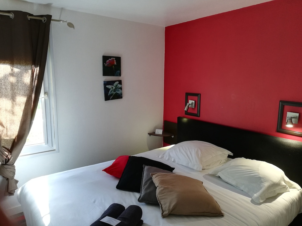 غرفة قياسية بسرير مزدوج، Kyriad Direct Saintes 2/10