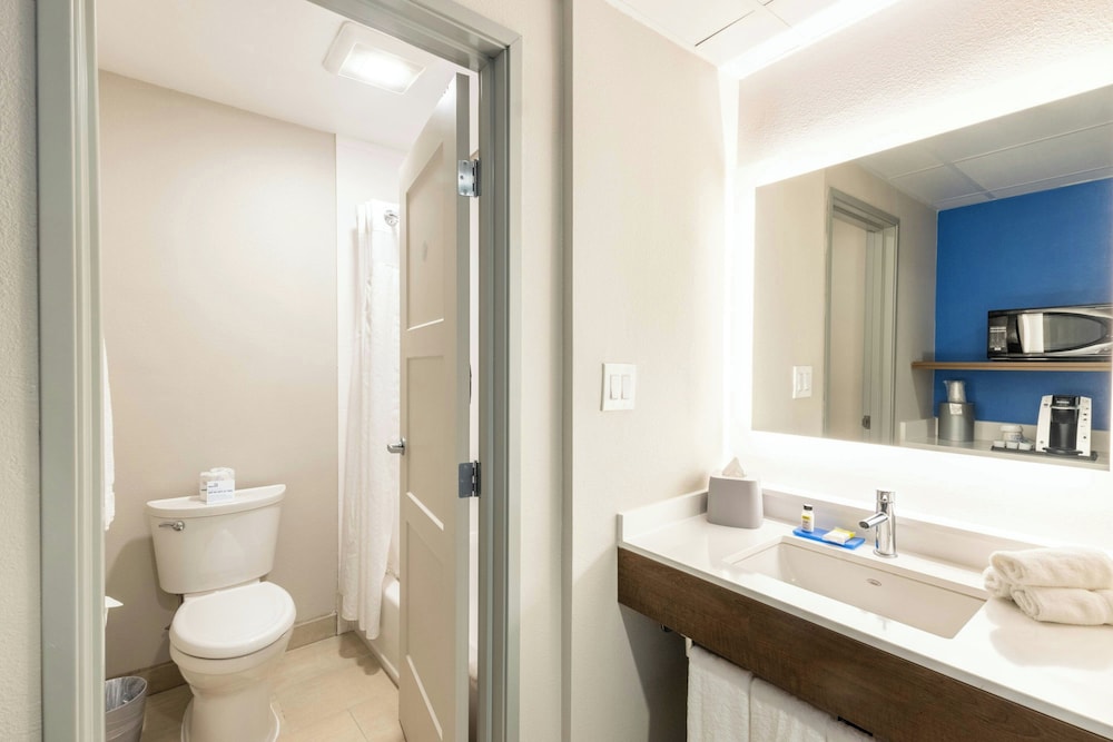 غرفة قياسية بسريرين كوين، Holiday Inn Express Anaheim West 2/4