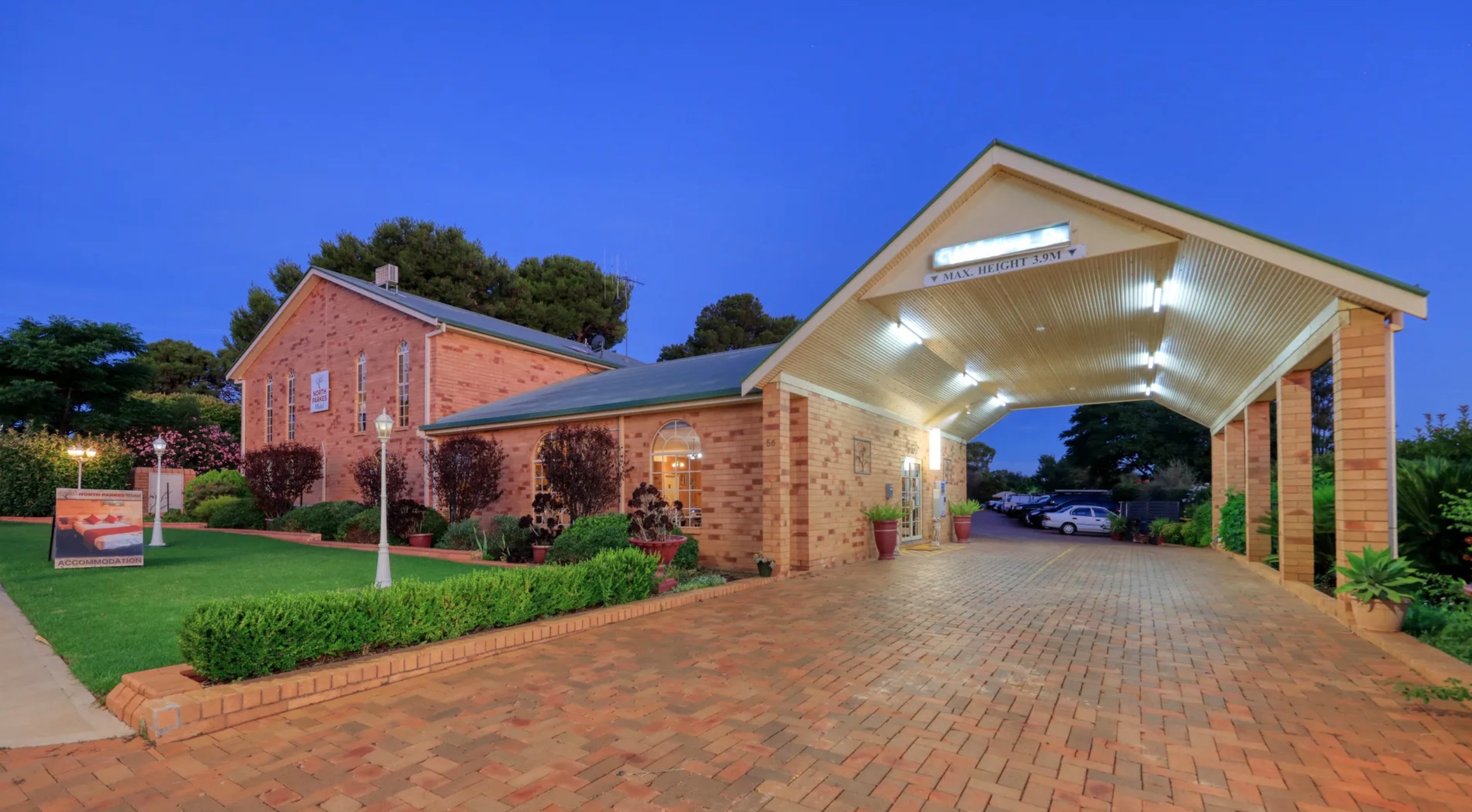 NORTH PARKES MOTEL 37/39
