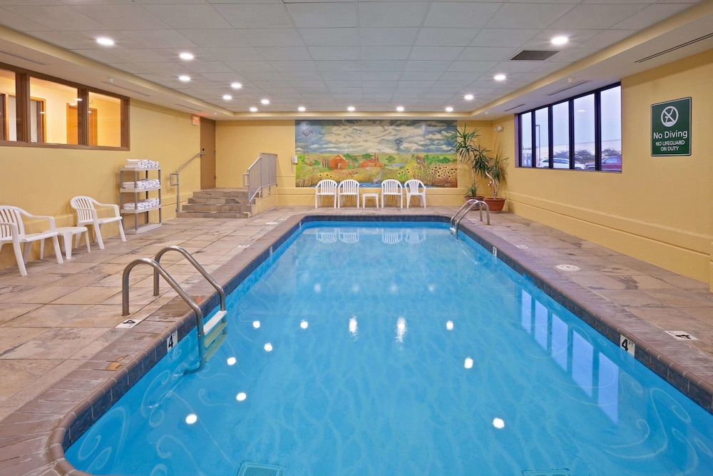 La Quinta Inn Suites Salina 3/57