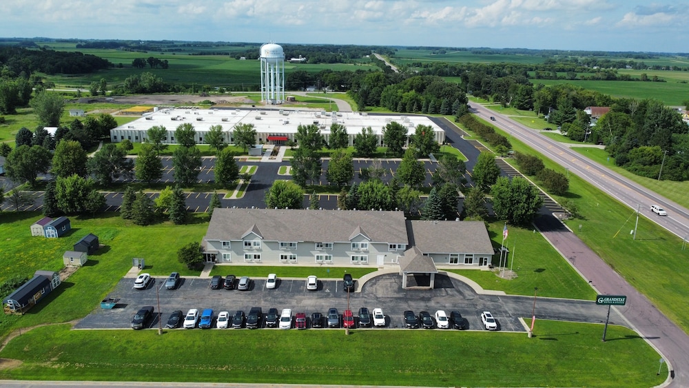 GrandStay Hotel & Suites Waseca 28/29