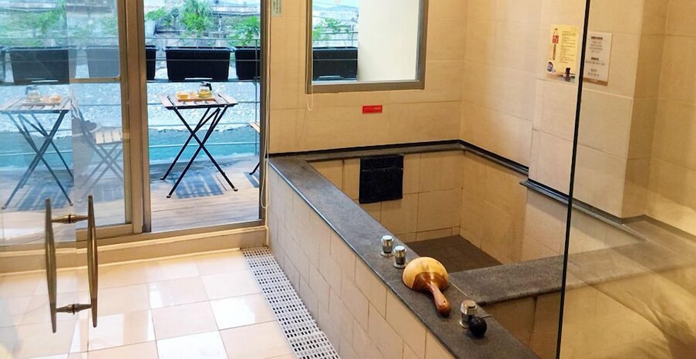 Wulai shuan Hot Spring House 10/20