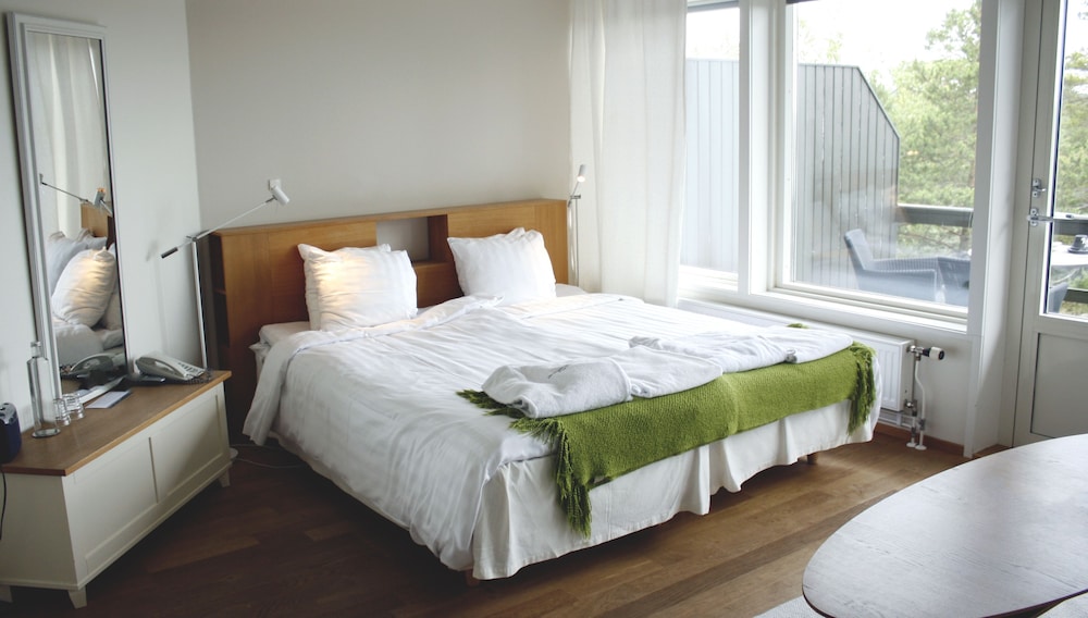 Mini, Suite, Queen Bed