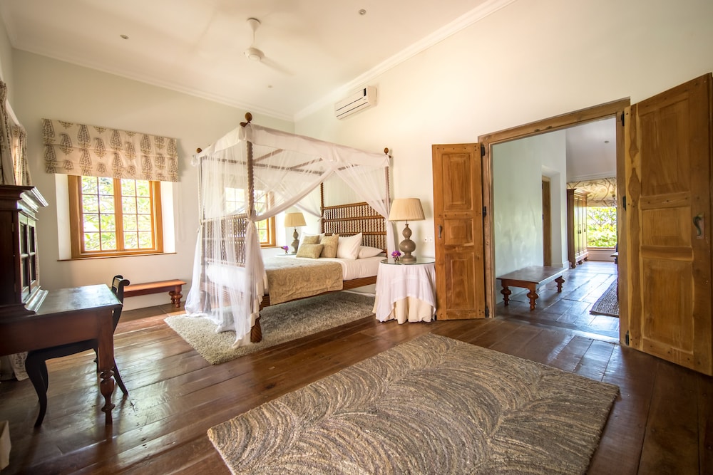 Taru Villas Rampart Street 12/50