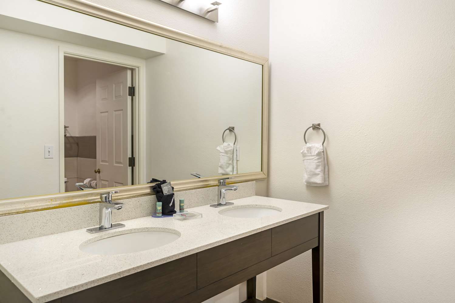 جناح ركني بسرير كينج بشرفة مع أريكة، Best Western Corvallis 3/3
