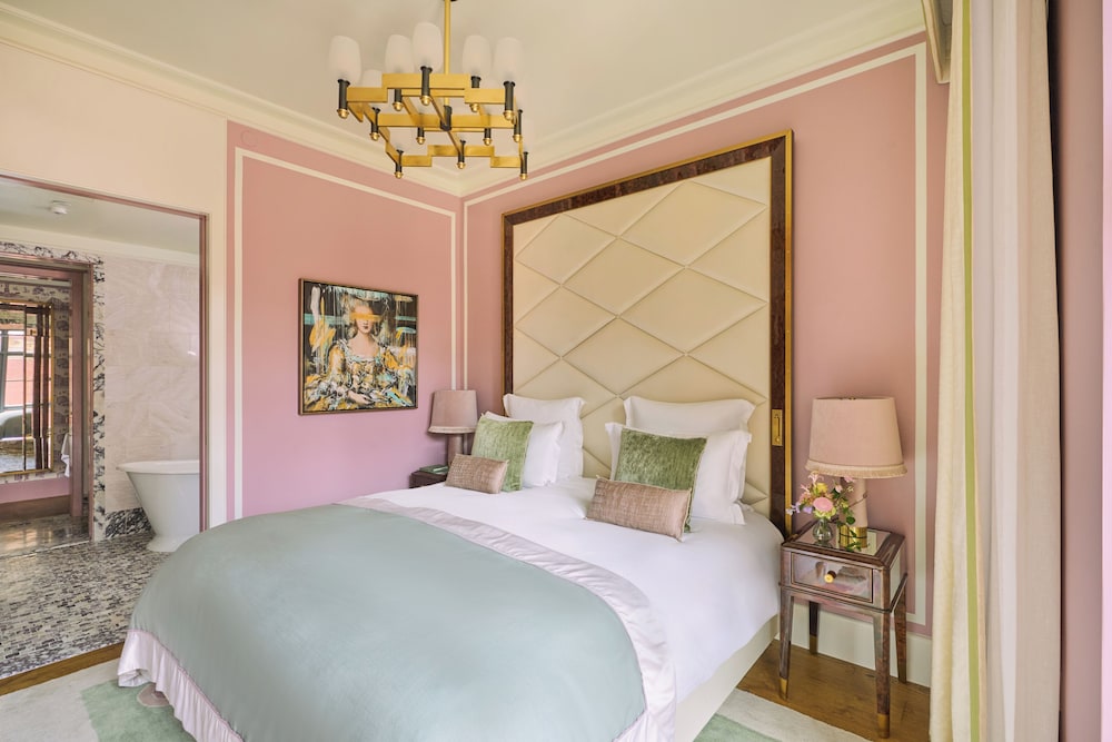 Suite, King Bed, Hudson View, Corner