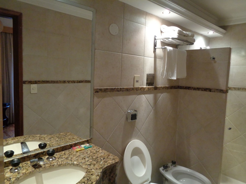 Premier Hill Suites 18/68