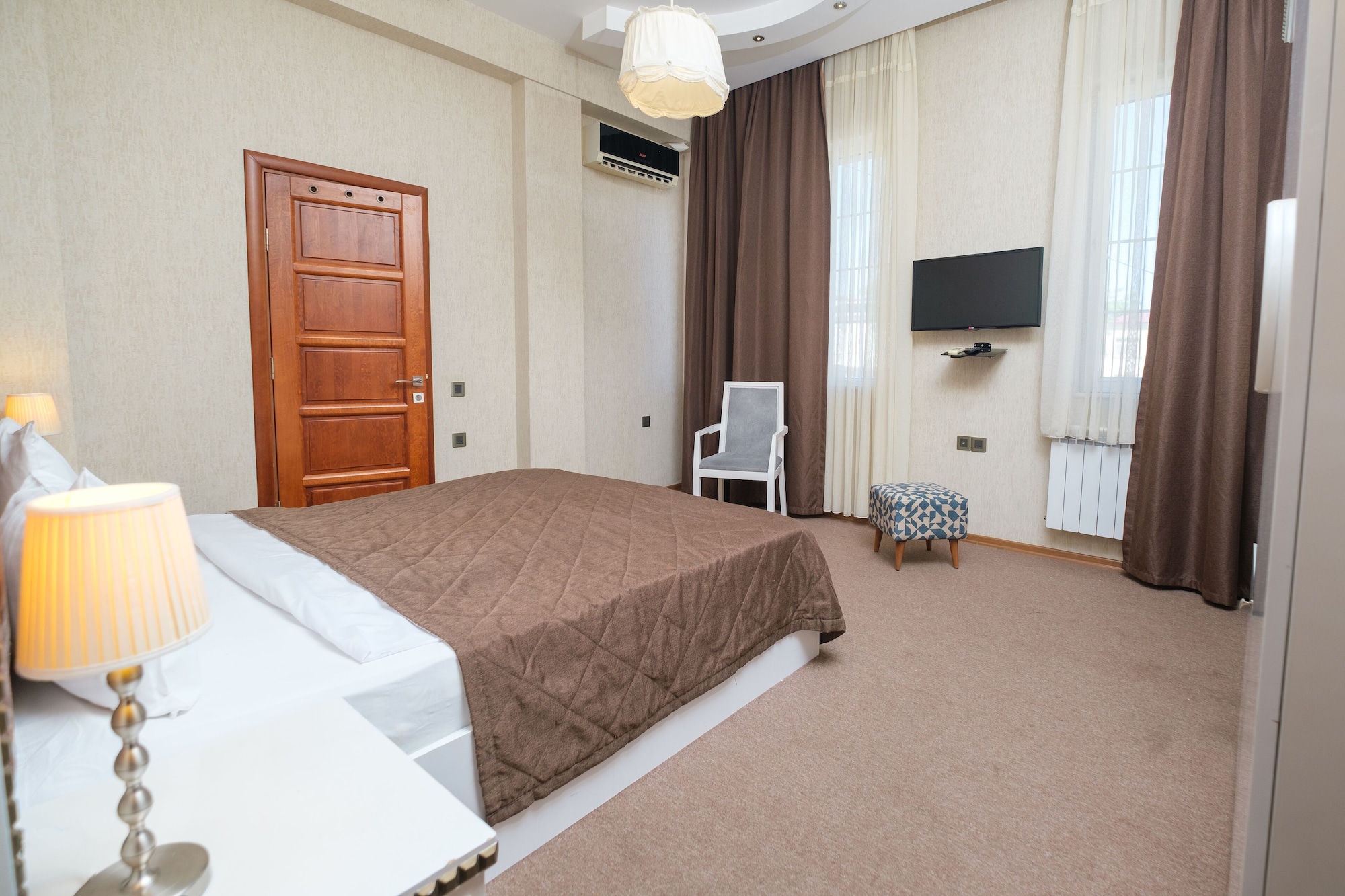 ROOM, DOUBLE BED
