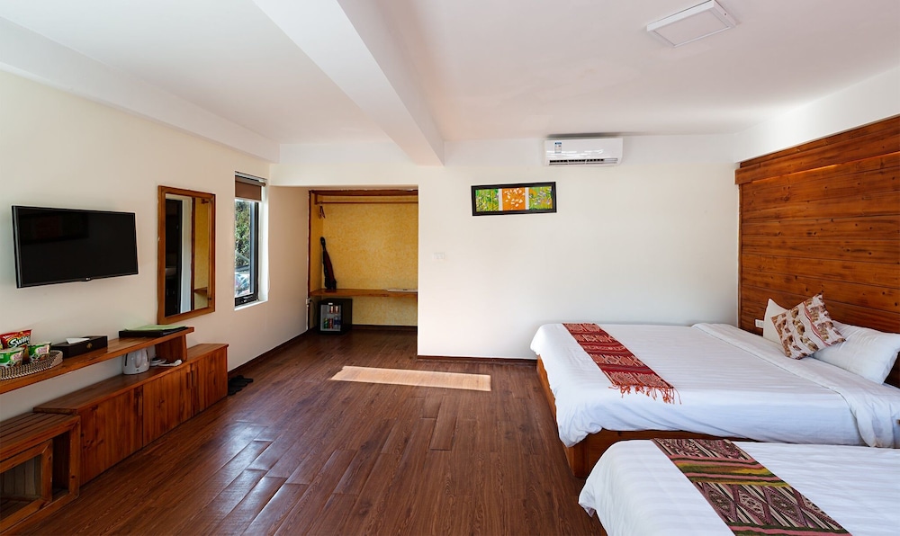 DELUXE, TWIN BEDS, PANORAMIC CITY VIEW, TERRACE