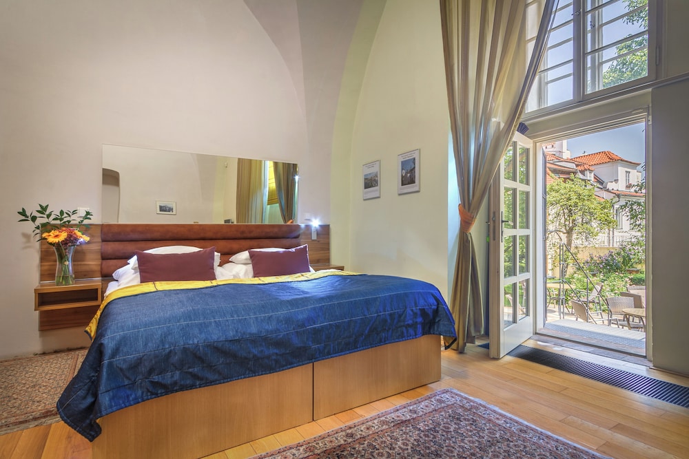 Monastery Hotel 40/89