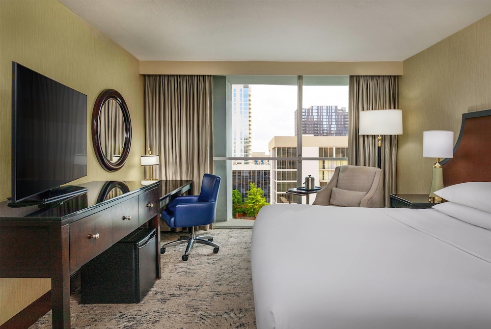 ROOM, QUEEN BED