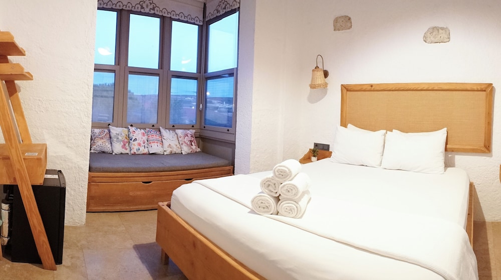 Armel Alacati (+12 Adult Only) 8/46