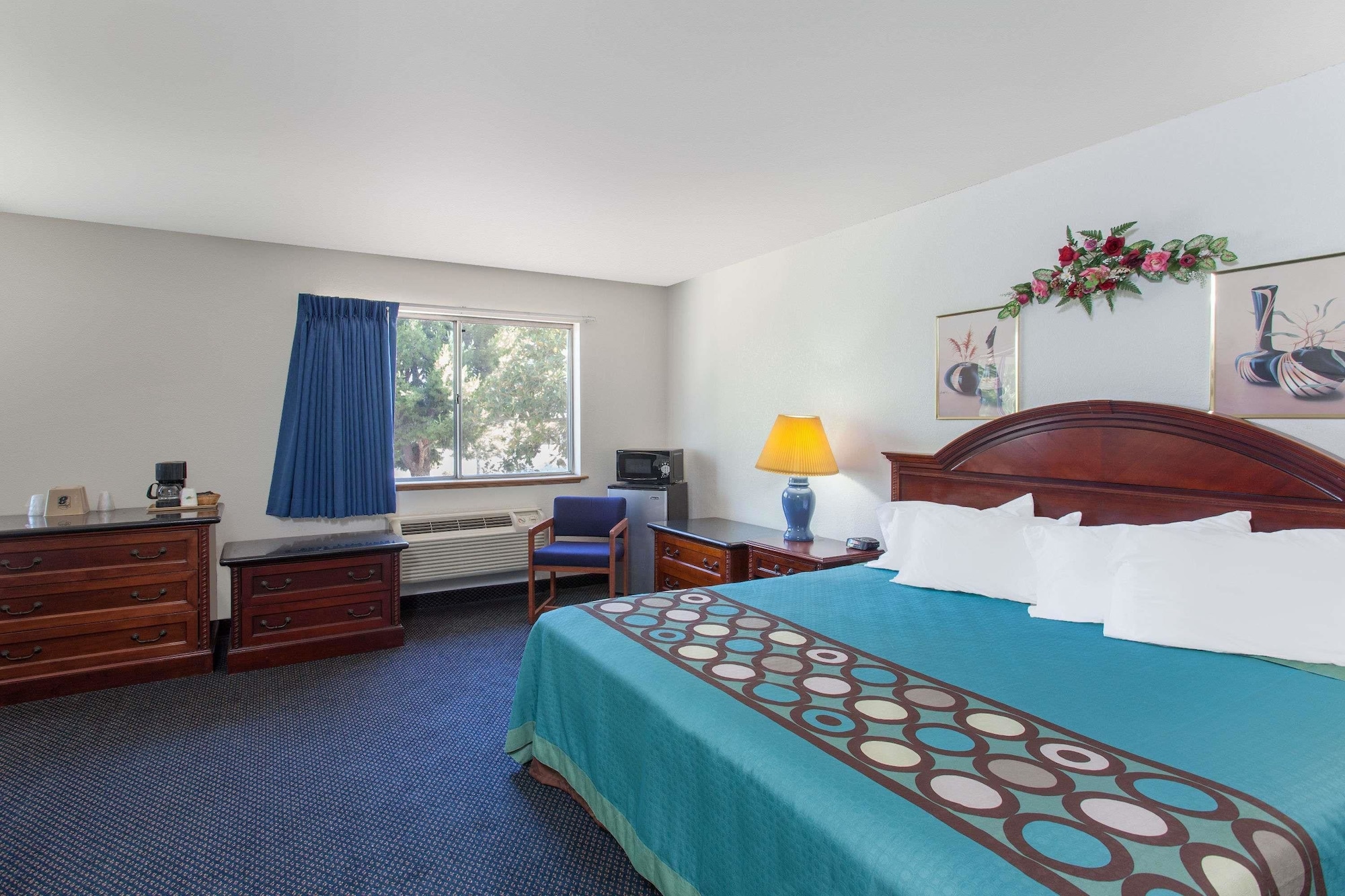 Standard, Queen Bed