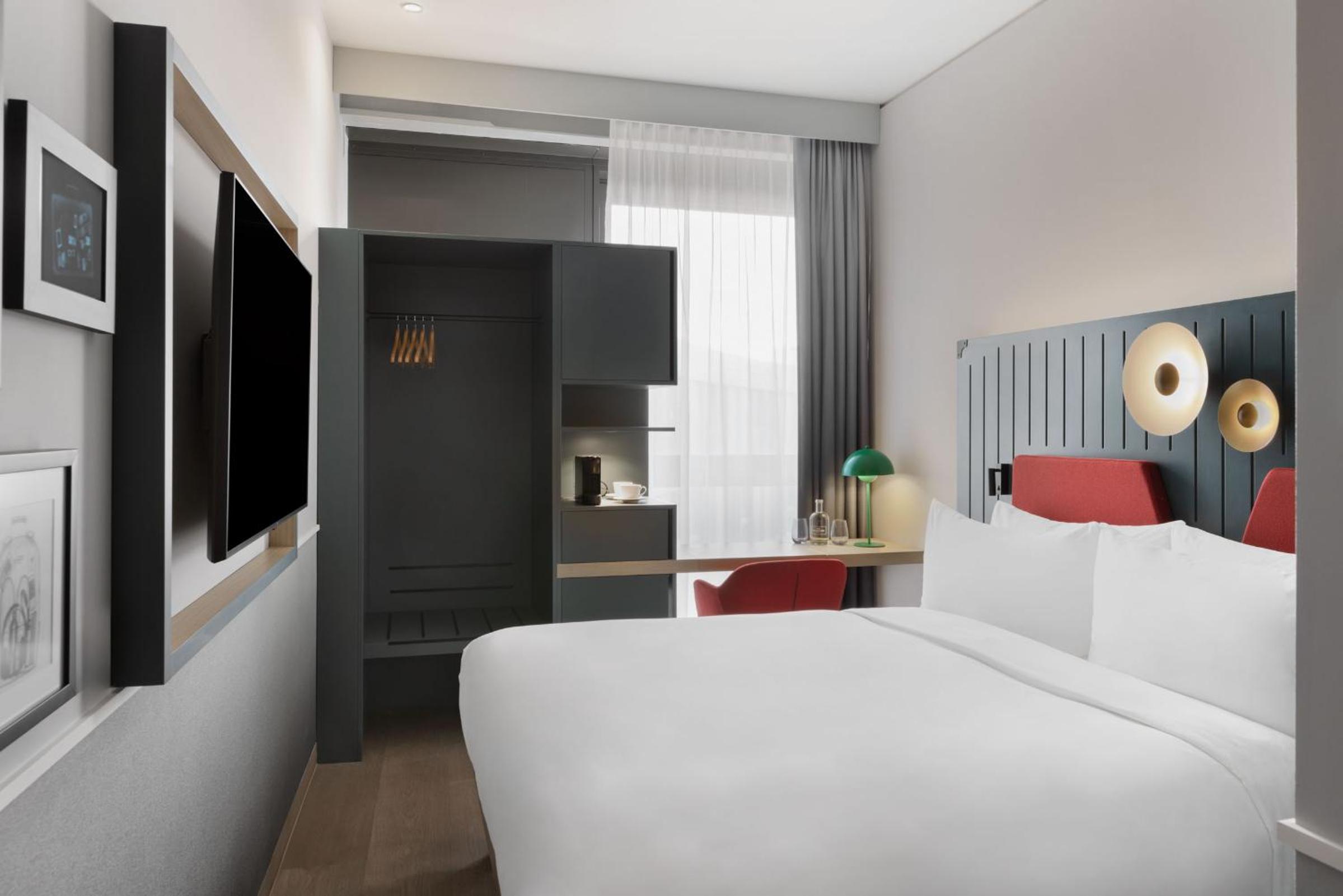 Courtyard, Guest Room, Deluxe, King Bed, Courtyard View, The Passenger, a Tribute Portfolio Hotel 2/4