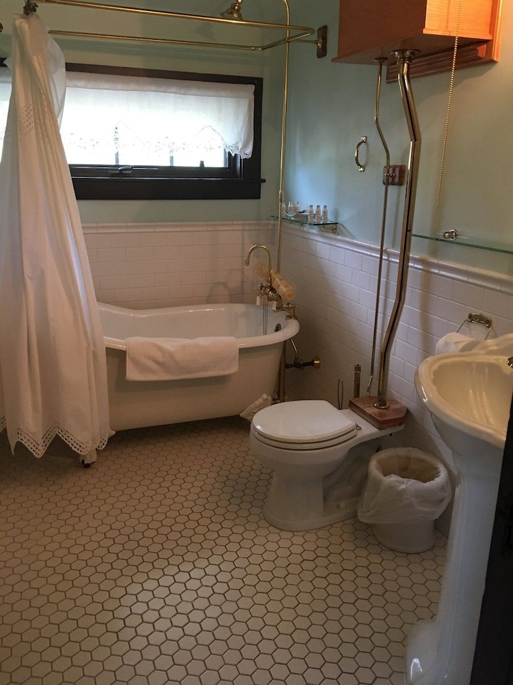 غرفة قياسية ثلاثية بسرير كوين وسرير فردي بحمام خاص، Alaska Heritage House 5/7