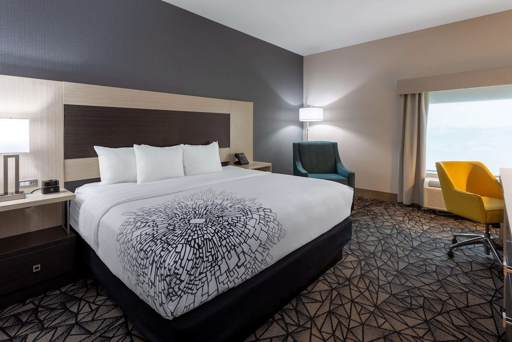 La Quinta Inn & Suites by Wyndham Shorewood 10/40