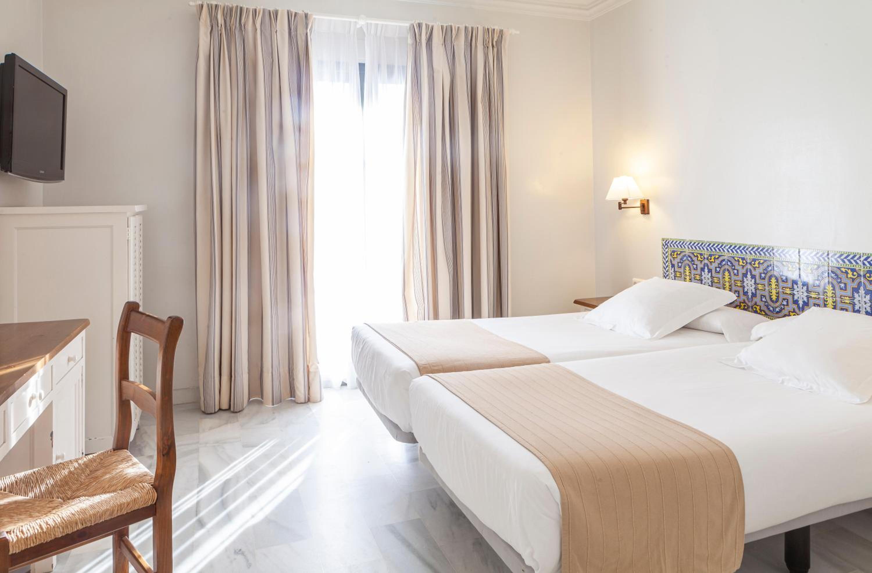 Room, Twin Beds 2/6