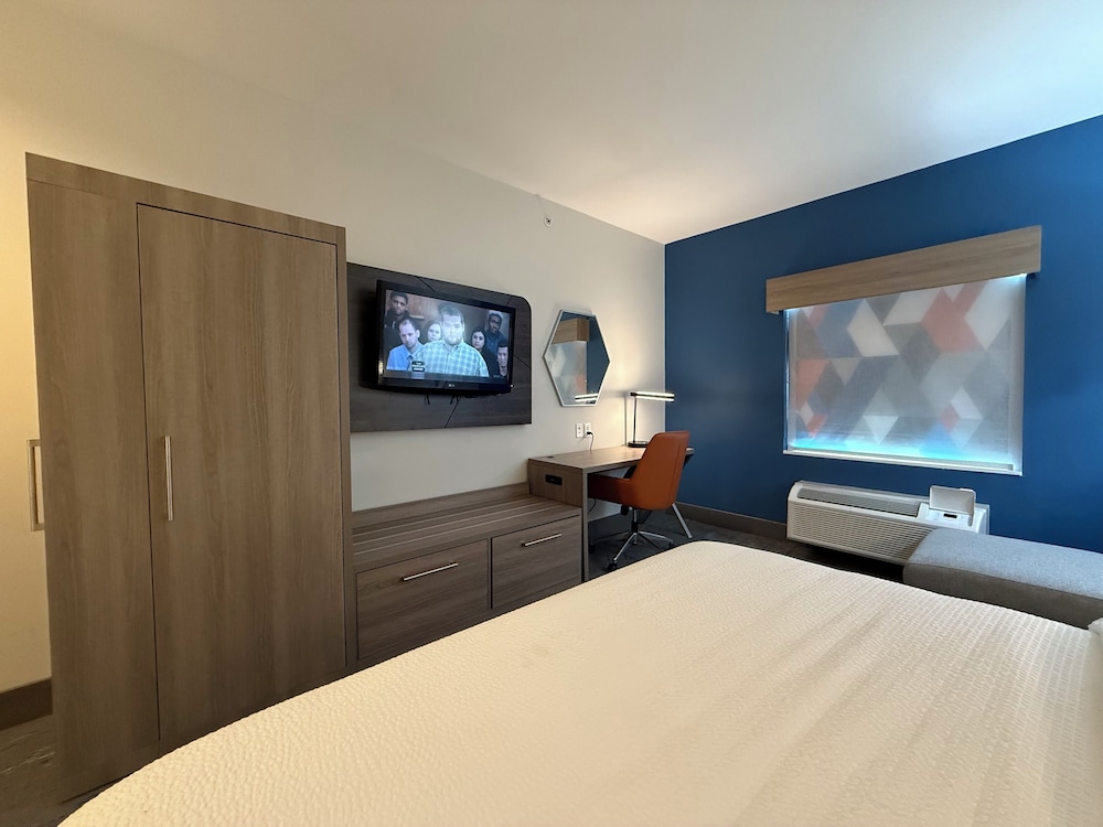 Suite, King Bed, Accessible
