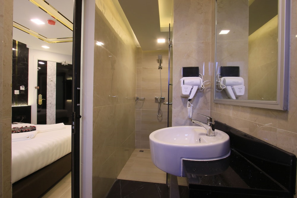 Pratunam Atrium Hotel 38/44